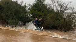 apos-15h-sobre-carro-submerso,-homem-e-resgatado-em-temporal-no-rs:-‘qualquer-vacilo-ali-era-fatal’