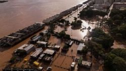 ‘ja-chorei-muito’:-moradores-de-porto-alegre-lotam-abrigo-enquanto-chuva-volta-a-cair-no-rio-grande-do-sul