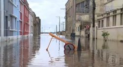 quase-um-1-metro-acima-do-nivel-normal,-lagoa-dos-patos-transborda-e-expulsa-populacao-de-casa-no-sul-do-rs