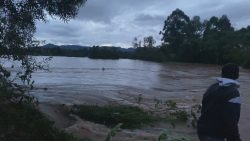 video:-mulher-arrastada-por-rio-durante-temporal-em-candelaria-e-encontrada-viva