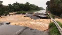 video:-alagamentos-e-deslizamentos-causam-bloqueios-de-rodovias-apos-temporais-no-rs;-veja-onde