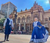 casal-com-roupa-tipica-do-rs-diz-ter-sido-barrado-no-theatro-municipal-de-sp-por-usar-‘fantasia’