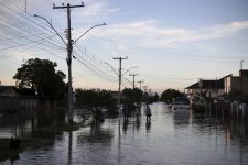 mais-de-2,1-milhoes-de-pessoas-foram-afetadas-pelo-temporal-no-rs;-618-mil-estao-fora-de-casa