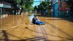 ‘ela-tem-que-ser-forte-para-eu-estar-forte-e-ajudar-outras-maes’,-diz-agente-que-resgatou-a-propria-mae-em-porto-alegre