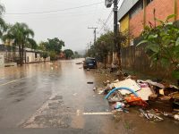 rio-cai-supera-14-metros,-ultrapassa-cota-de-inundacao-e-alaga-parte-de-cidade