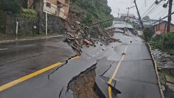 temporais-no-rs:-rua-desmorona-apos-chuva-em-gramado