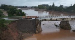 moradores-de-candelaria-(rs)-voltam-a-colocar-passarela-de-madeira-improvisada-em-ponte-interditada