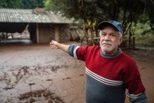 ‘isso-e-um-brumadinho-2’,-diz-aposentado-apos-viver-a-terceira-enchente-em-oito-meses-na-serra-gaucha