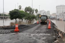 cerca-de-20-mil-veiculos-de-emergencia-atravessam-‘corredor-humanitario’-em-porto-alegre