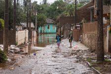 comunidade-a-beira-do-rio-taquari-e-cemiterio-resistem-as-enchentes-em-lajeado-(rs):-‘nao-tem-o-que-fazer,-e-baixar-a-cabeca-e-trabalhar’