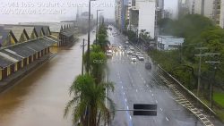 guaiba-ultrapassa-cota-de-inundacao-em-porto-alegre-e-aguas-invadem-cais-maua