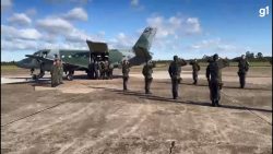 video-mostra-homenagem-da-aeronautica-para-medico-do-es-que-morreu-em-abrigo-no-rs-e-marido-recebendo-bandeira-do-brasil