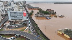 comporta-do-sistema-de-protecao-contra-cheias-em-porto-alegre-se-rompe-com-forca-das-aguas