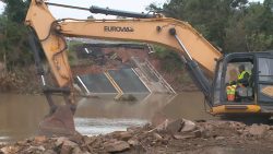 comeca-construcao-de-travessia-provisoria-onde-ponte-foi-destruida-pela-agua-na-rsc-287,-em-santa-maria