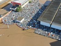 barreiras-de-contencao-sao-instaladas-para-impedir-que-botijoes-de-gas-sejam-levados-pela-agua-durante-enchente-em-canoas