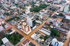 temporais-no-rs:-cheia-do-rio-dos-sinos-inunda-sao-leopoldo-e-expulsa-180-mil-pessoas-de-casa