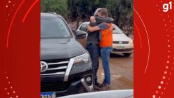 video:-prefeito-de-encantado-se-emociona-ao-reencontrar-os-pais,-que-estavam-isolados-em-outro-municipio