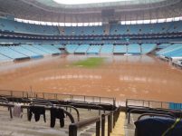 gramado-da-arena-do-gremio-inunda-apos-cheias-em-porto-alegre