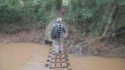 comunidade-constroi-ponte-provisoria-para-acessar-area-alagada-em-caxias-do-sul