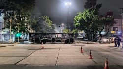 grupo-bloqueia-rua-e-incendeia-onibus-em-porto-alegre