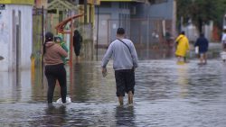 com-100-mil-pessoas-fora-de-casa,-canoas-volta-a-sofrer-com-chuva:-‘nem-terminei-e-ja-tem-que-limpar-de-novo’,-diz-moradora