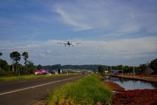 bloqueada-apos-cheias,-br-116-vira-pista-de-pouso-para-aviao-com-doacoes-em-guaiba;-fotos