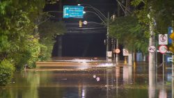 nivel-do-guaiba-baixa-15-cm-em-24h,-mas-agua-segue-avancando-em-ruas-de-porto-alegre