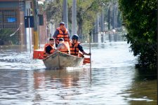 ‘vou-no-proximo’,-‘deixa-para-mais-tarde’:-resistencia-de-moradores-em-sair-de-casa-dificulta-resgates-em-areas-de-risco-no-rs