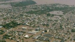 video:-imagens-aereas-mostram-canoas-inundada-durante-enchente-no-rs;-mais-de-180-mil-pessoas-foram-atingidas,-diz-prefeitura