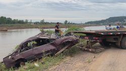 carros-e-onibus-perdidos-na-enchente-sao-retirados-do-rio-taquari-apos-abertura-de-comportas-de-barragem