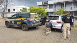 uruguaia-e-presa-em-veiculo-roubado-ha-seis-anos-com-placas-clonadas,-diz-prf