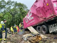 policia-investiga-se-caminhao-perdeu-os-freios-antes-de-tombar-sobre-van-e-matar-oito-integrantes-de-time-de-remo-no-parana