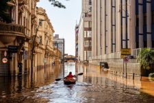 ‘brava-luta-dos-voluntarios’,-diz-brasileiro-sobre-foto-de-enchente-em-porto-alegre-que-ganhou-premio-internacional