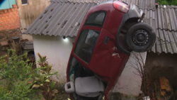 carro-‘para-em-pe’-apos-invadir-patio-de-casa-em-porto-alegre:-‘voou’,-diz-testemunha